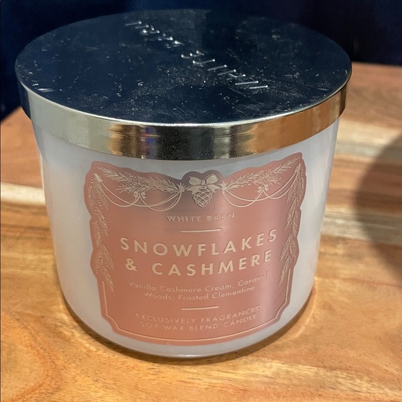 White Barn Snowflakes and Cashmere 3 wick candle - Picture 2 of 4